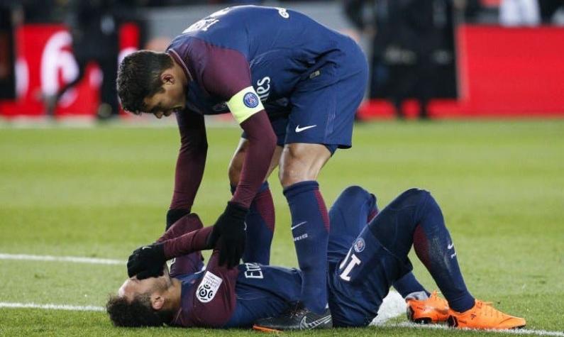 Neymar sale en camilla ante Marsella a diez días del duelo contra Real Madrid