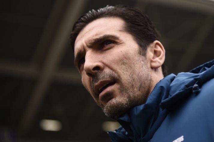 Igual como lo hizo con Juventus, Buffon no abandona a la "Azzurra" en las malas