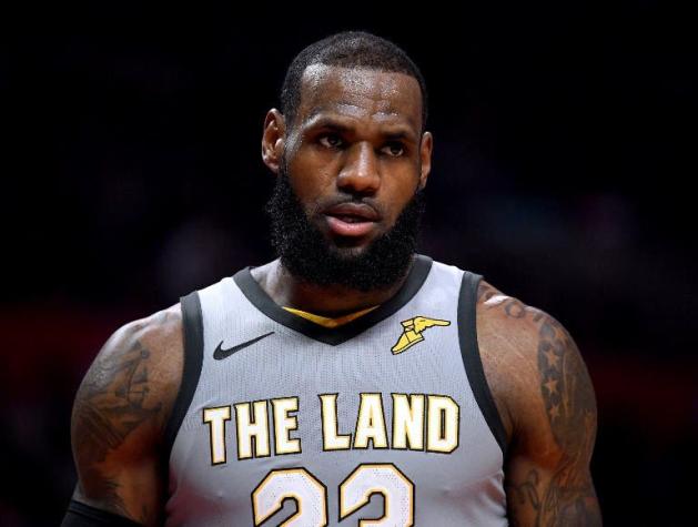 Lakers se burlan de LeBron y Rockets logran boleto a los playoffs