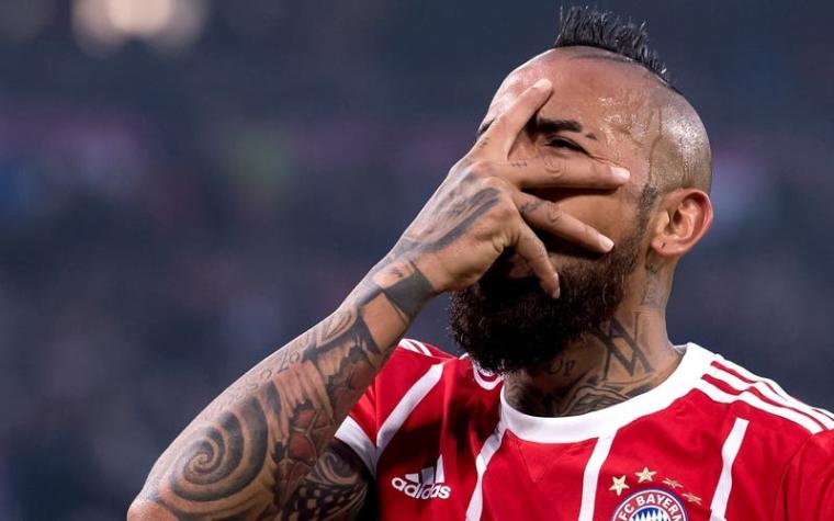 Vidal se las ingenió para estar presente en el duelo del Bayern y ver el clásico de Colo Colo