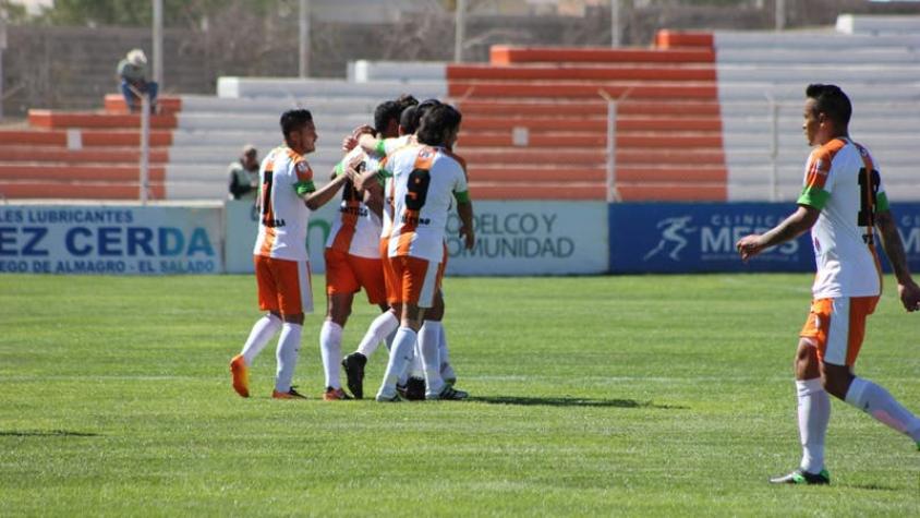 Cobresal aprovecha caída de Santiago Morning para ser cómodo líder en Primera B