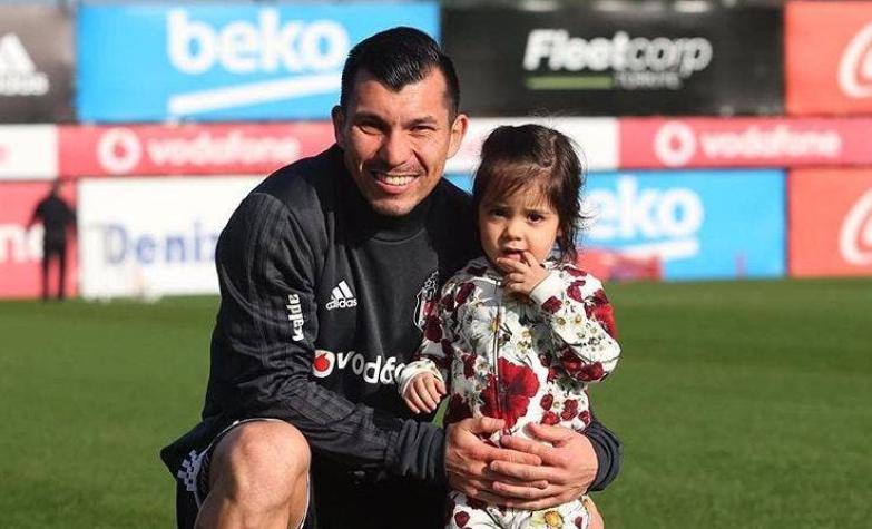 [VIDEO] Fuera de la cancha es un 'Pitbull' tierno: Gary Medel muestra cómo su hija lo maquilla