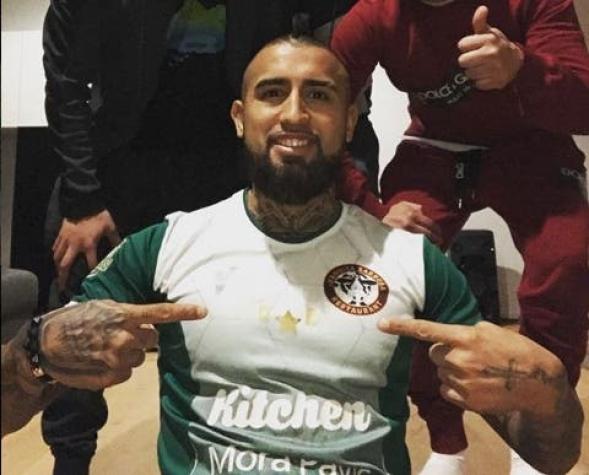 [VIDEO] Arturo Vidal apoya a su equipo formativo en las calles de Munich
