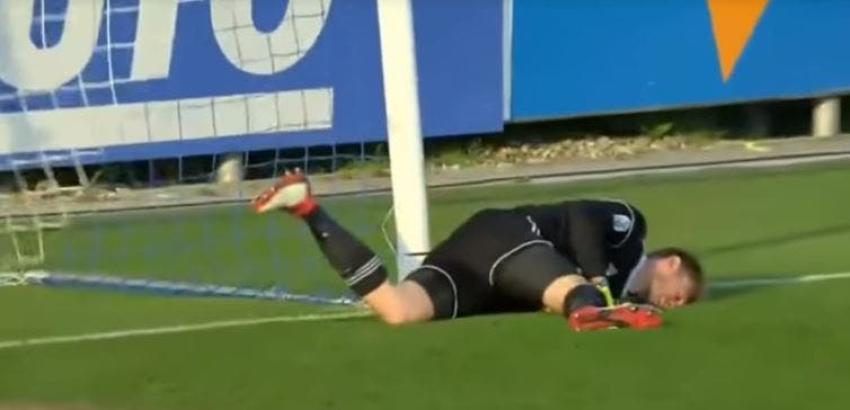 [VIDEO] Arquero rompe pórtico tras evitar gol de equipo rival
