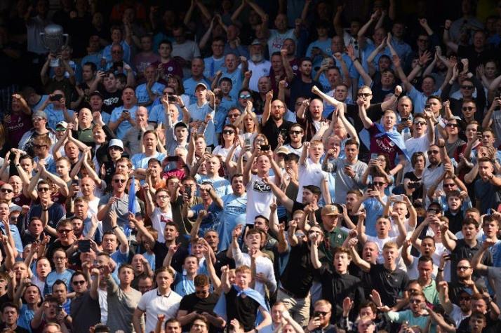 Hinchas del Manchester City dedican mensaje a Alex Ferguson en celebración del título de liga