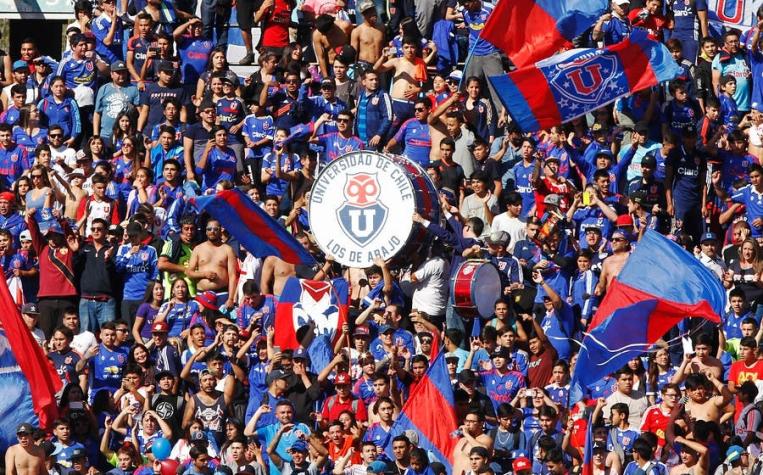 El lienzo de la barra de la "U" en rechazo a la violación realizada por supuestos hinchas