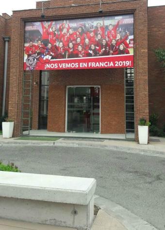 [VIDEO] ANFP reemplaza afiche de los bicampeones de América por uno de La Roja femenina