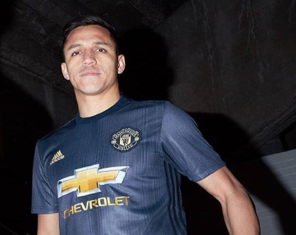 [VIDEO] Alexis protagoniza presentación de nueva camiseta del Manchester United