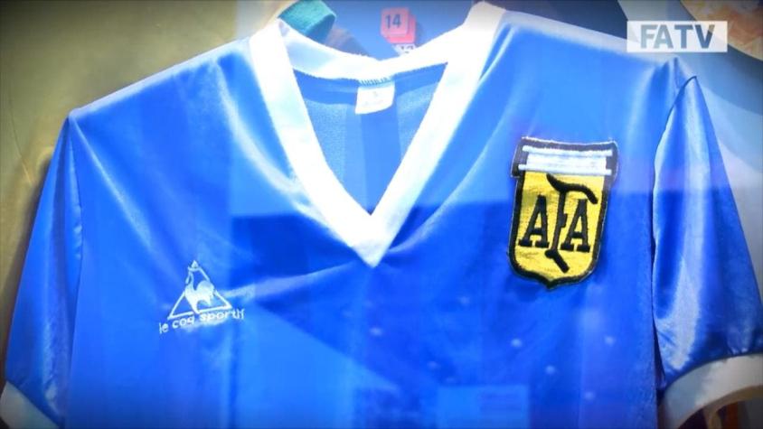 [VIDEO] La mítica camiseta de Diego Maradona en México 1986 es inglesa