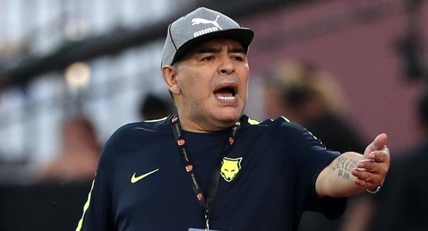 "A Messi no le pasan la pelota", critica Maradona