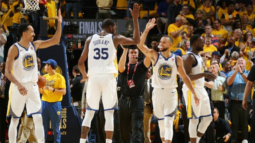 Warriors pega primero en final de la NBA al vencer a los Cavs en tiempo extra