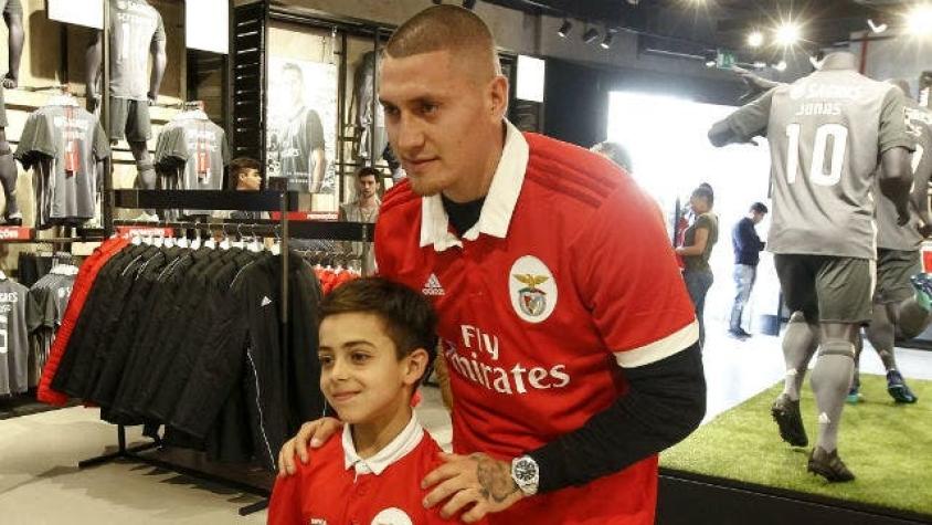 [VIDEO] Hasta la pidió estampada: Nicolás Castillo ya luce la camiseta de Benfica