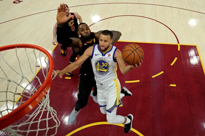 Los Warriors golpean a los Cavaliers de visita y acarician el campeonato de la NBA