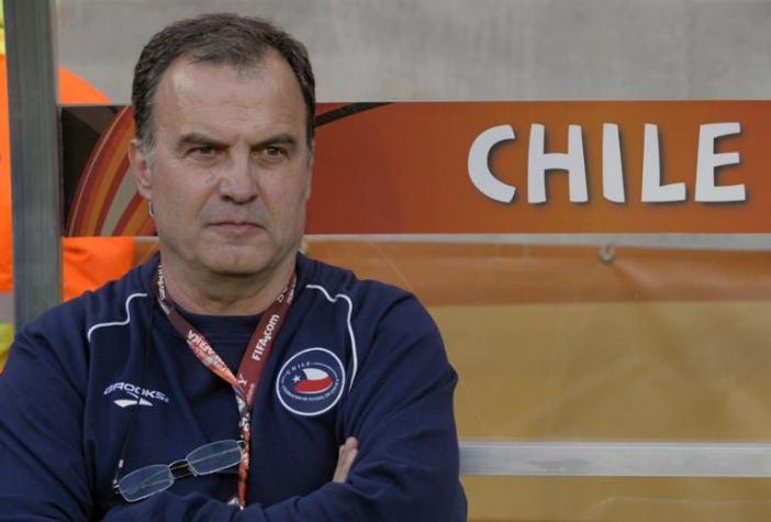[FOTO] El emotivo abrazo de reencuentro entre Mayne-Nicholls y Bielsa en congreso en Uruguay
