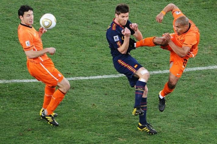 [VIDEO] "Sólo quise disputar el balón": De Jong entrega su versión de patada a Xabi Alonso