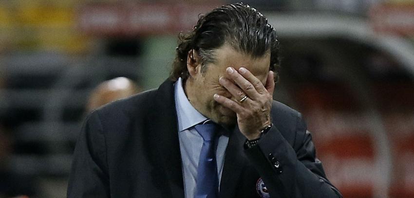 [VIDEO] Problemas para Pizzi: Volante saudí sale lesionado en pleno partido frente a Uruguay