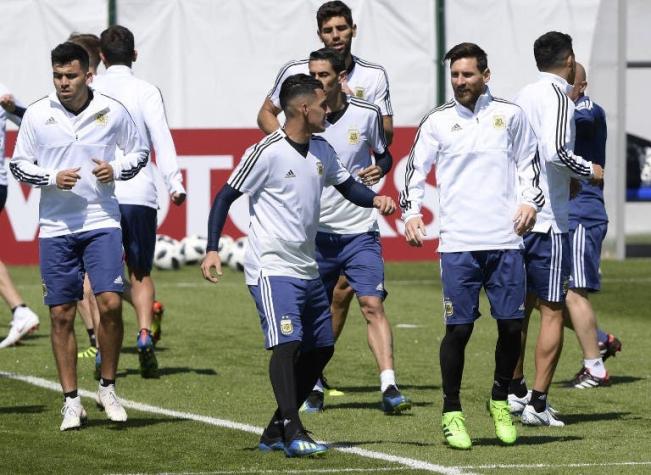 Messi debuta con fuerte presión y bajo la sombra de Cristiano