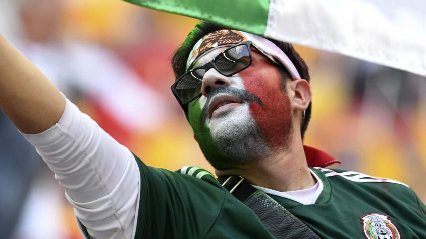 [FOTO] La curiosa polera contra "Luisito Rey" que apareció en el partido de México en Rusia