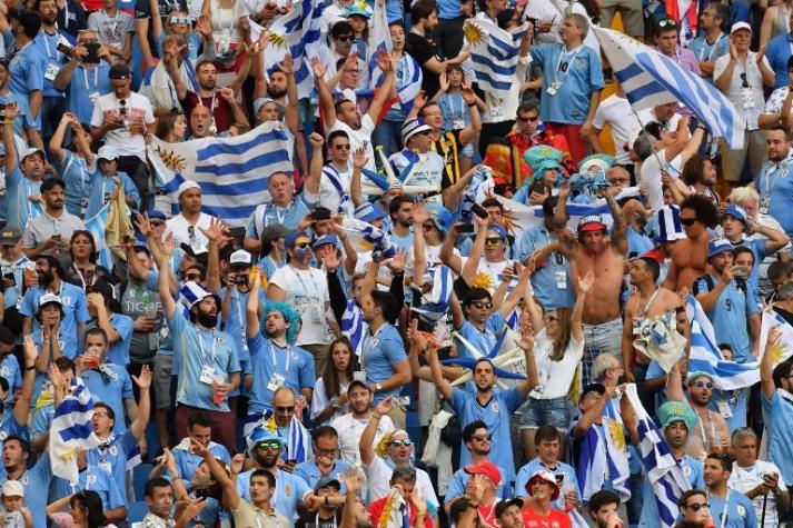 [VIDEO] ¿Va por la Celeste?: El chileno que llegó al partido de Uruguay contra Arabia Saudita