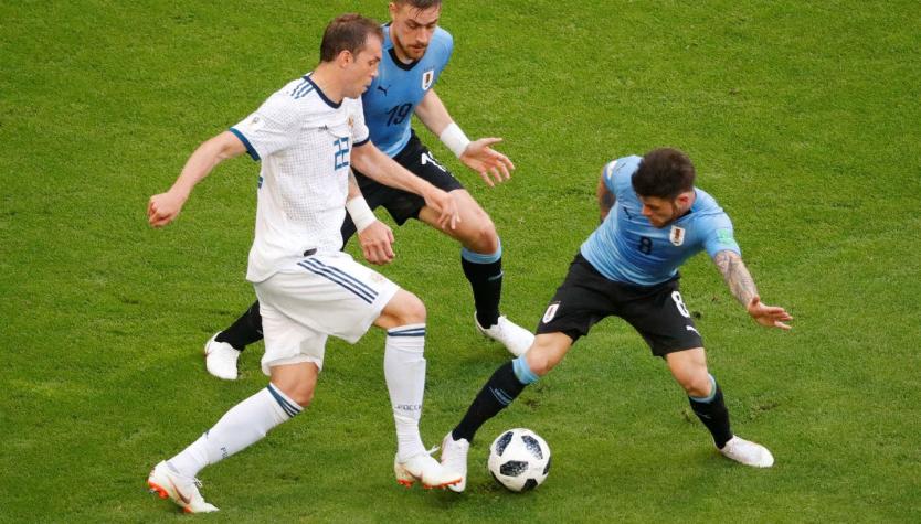 [VIDEO] A lo Gary Medel: Volante uruguayo fue a trabar un balón con la cabeza