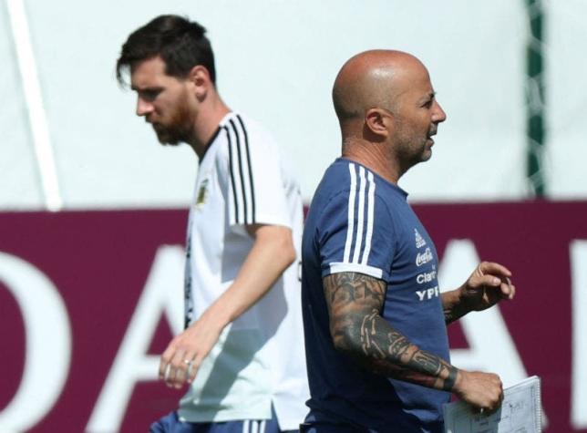 [VIDEO] "¿Pongo al Kun?", la pregunta de Sampaoli a Messi durante el partido contra Nigeria
