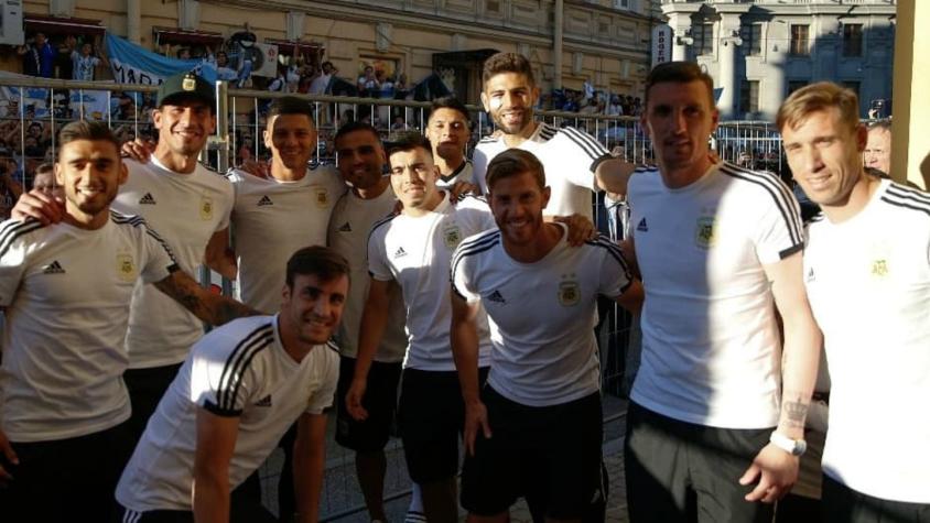 [VIDEO] El multitudinario banderazo de hinchas a los jugadores de Argentina en Rusia