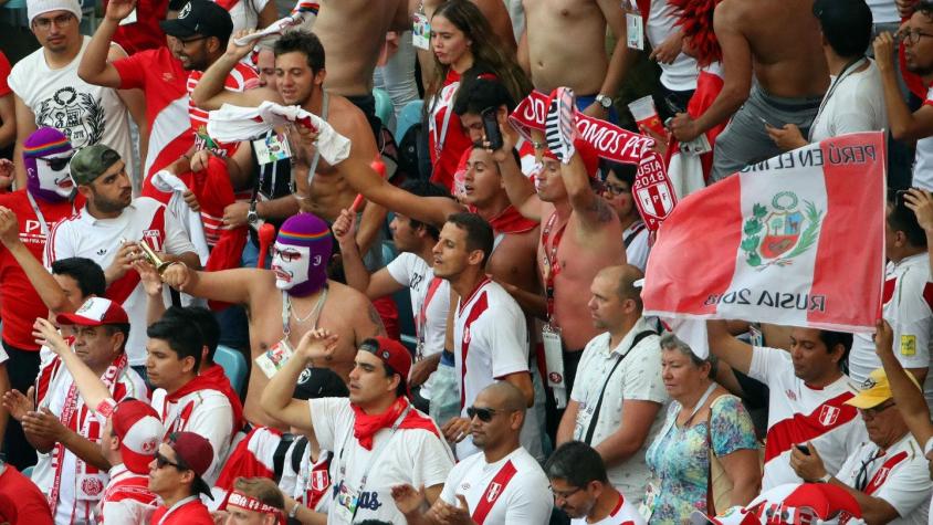 [VIDEO] El enojo peruano por una hincha que en Rusia juega en su celular en vez de mirar el partido