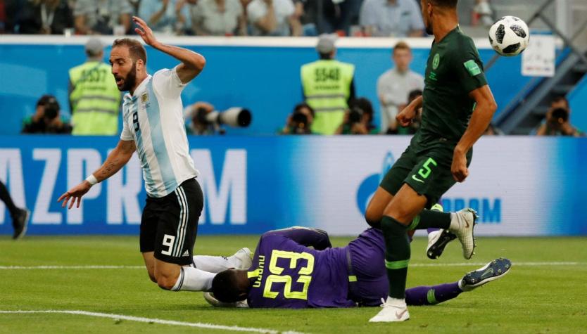 [VIDEO] ¡Qué dolor!: El duro choque entre Higuaín y el arquero de Nigeria