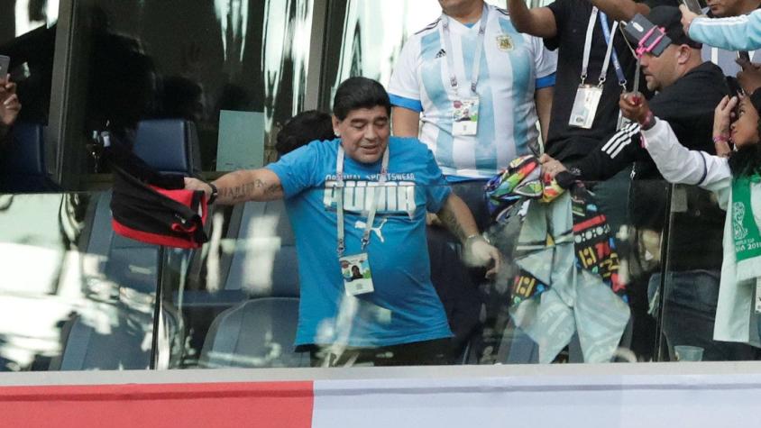 [FOTOS] Los memes por la extraña celebración de Maradona en Rusia