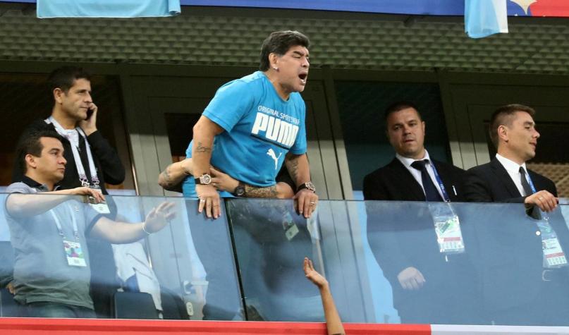 [VIDEO] Diego Maradona no pudo salir por sus propios medios de su palco en Rusia