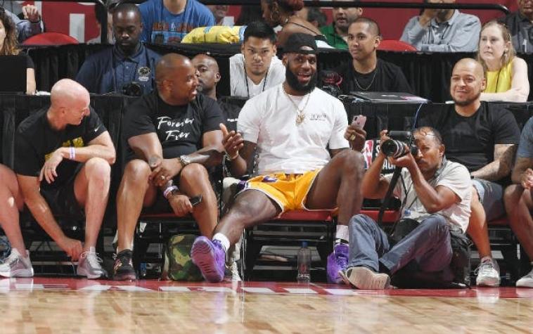 [VIDEO] LeBron se roba las miradas en partido de su hijo pero niño de equipo rival se burla de él