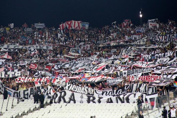 [VIDEO] Hinchas de Colo Colo recogen basura en Arena Corinthians tras clasificación a cuartos