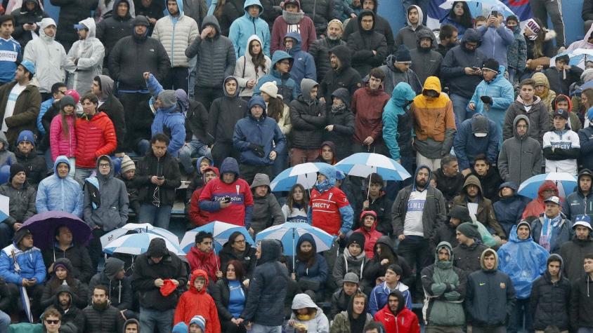 El lienzo con que hinchas de Católica se burlaron de Colo Colo en el aniversario del Monumental