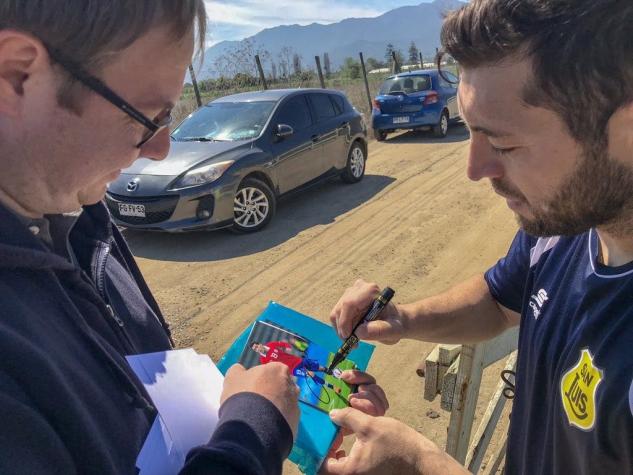 [FOTOS] Fanático inglés que colecciona firmas de mundialistas consiguió el de ex jugador de La Roja