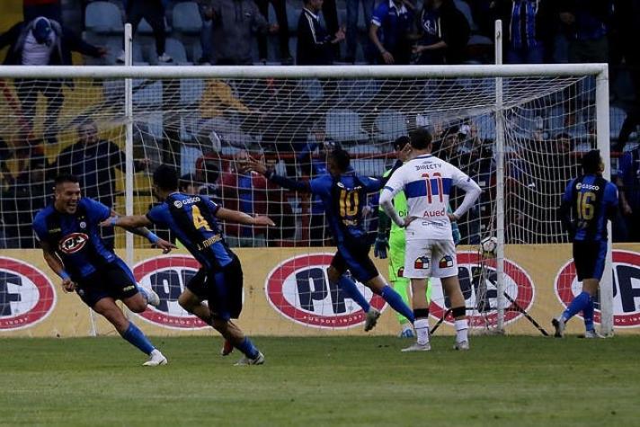 Universidad Católica cae por goleada ante Huachipato en el sur y acorta distancia con sus escoltas