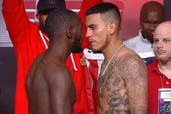 Los increíbles reflejos de un boxeador que evitaron una batalla campal durante un pesaje