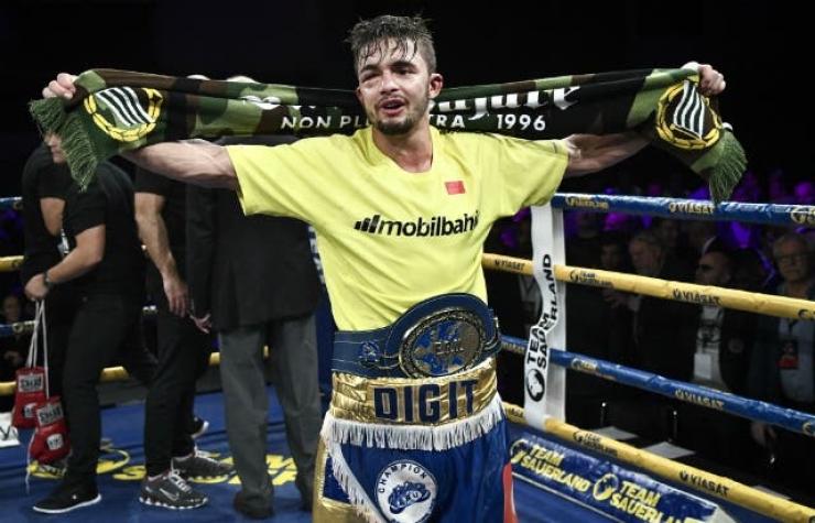 [VIDEO] La impactante lesión en el ojo de un boxeador en combate por el título del mundo