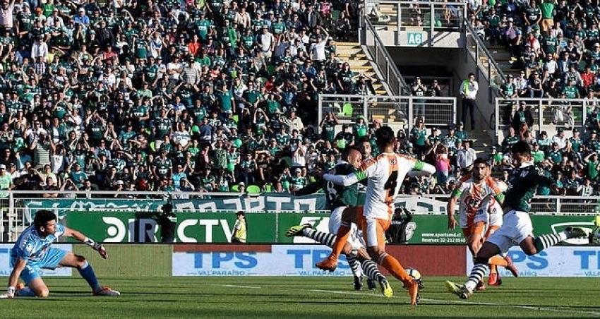 Hincha de Santiago Wanderers propone matrimonio en el Estadio Elías Figueroa
