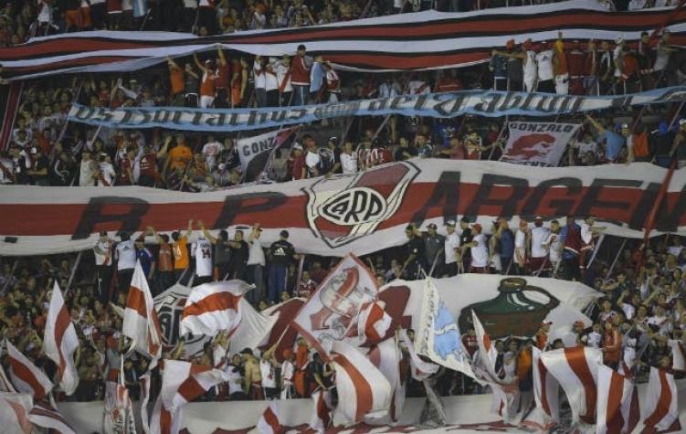 [VIDEO] Hincha de River Plate cambia entrada para final de Copa Libertadores por un trabajo