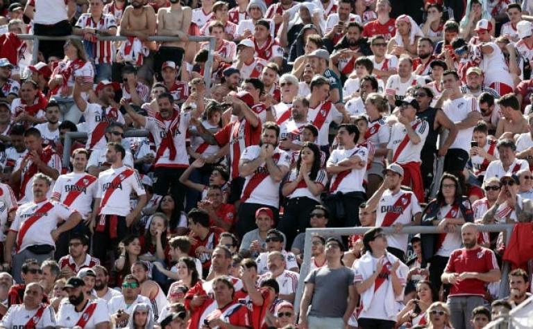 [VIDEO] Insólito: Hincha de River coloca bengalas a su hijo para evadir control en el Monumental