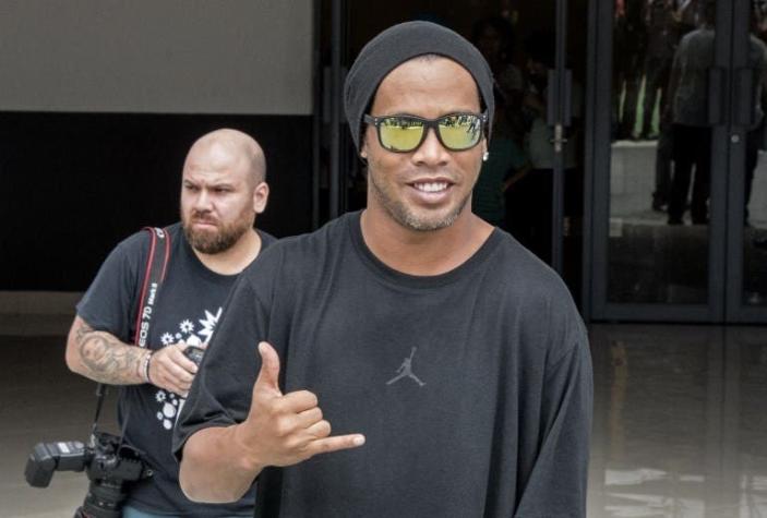 Ronaldinho elude a la prensa enviando a su doble oficial a firmar autógrafos