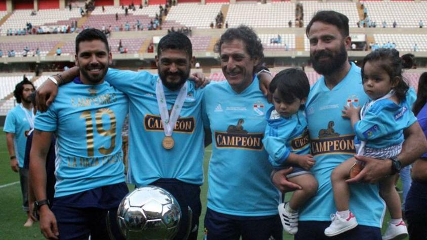 Colo Colo confirmó a Mario Salas con una foto de su época en la UC y borró la insignia