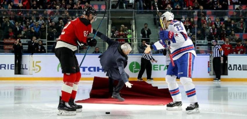 [VIDEO] La fuerte caída de José Mourinho en partido de hockey sobre hielo