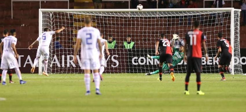 [VIDEO] La reacción de los hinchas tras penal fallado por Rodríguez en derrota de la U ante Melgar