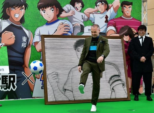 [FOTOS] El gran homenaje a los "Supercampeones" en Metro de Tokio con Iniesta como rostro