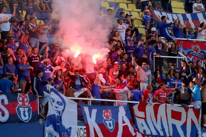 Hinchas de la U interrumpen partido con petardos y cánticos contra Azul Azul