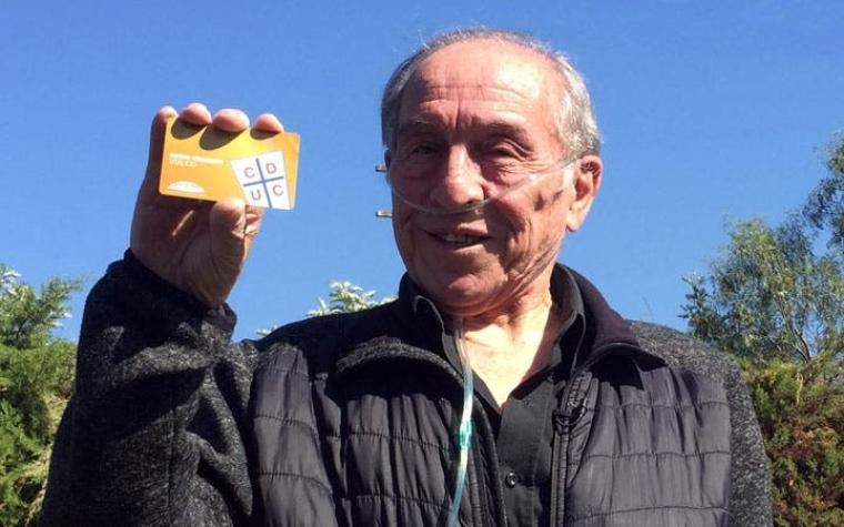 Universidad Católica premia al hincha que asistió al estadio con un tubo de oxígeno