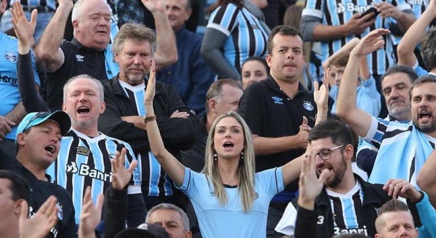 [FOTOS] Captan a hincha de la U "infiltrado" en la barra de Gremio en duelo ante la UC
