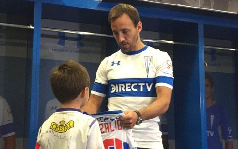El encuentro entre 'Chapa' Fuenzalida y pequeño hincha de la UC que pintó su camiseta con su nombre