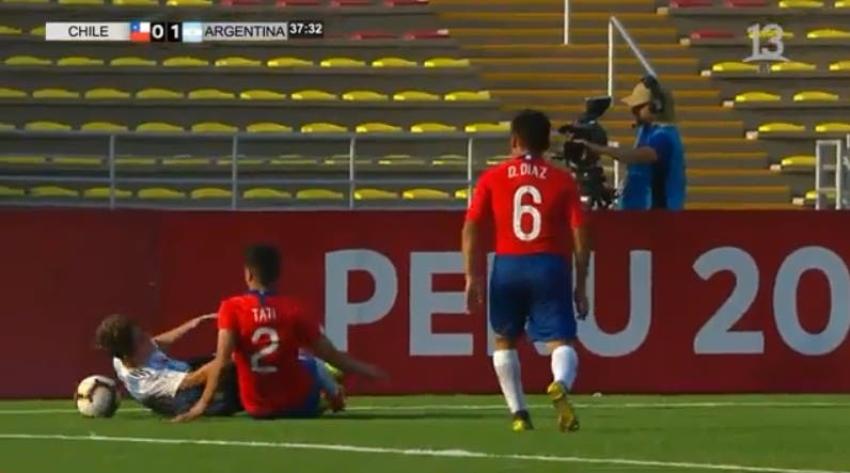 [VIDEO] ¿Fue o no fue? El discutible penal para Argentina en contra de La Roja en el Sudamericano